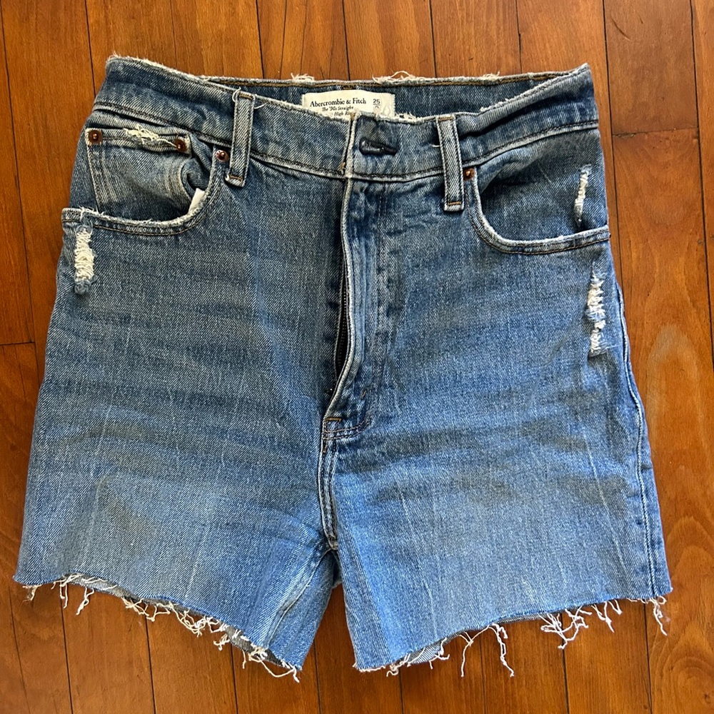 Abercrombie & Fitch : 90’s ultra high rise cut off shorts